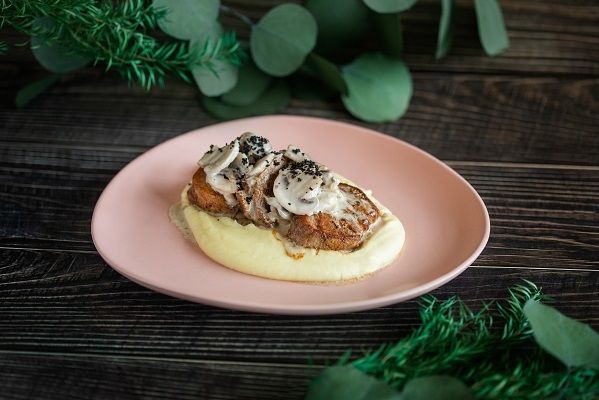 Свиные медальоны с грибным соусом
