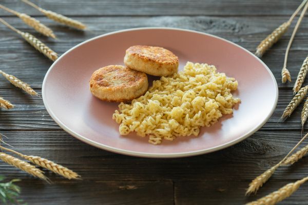 Макарошки с куриной котлетой